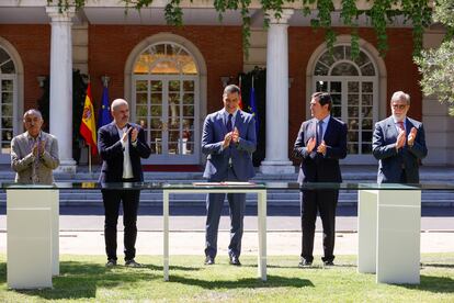 El 1 de julio, Gobierno, sindicatos y patronal posaron por el acuerdo de la reforma de las pensiones. De izquierda a derecha, José María Álvarez Suárez (UGT), Unai Sordo (CC OO), Pedro Sánchez, Antonio Garamendi (CEOE) y Santiago Aparicio (CEPYME).