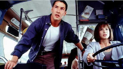 Keanu Reeves  y Sandra Bullock en una escena de 'Speed' (1994).
