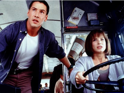 Keanu Reeves  y Sandra Bullock en una escena de 'Speed' (1994).