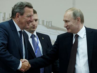 El presidente ruso, Vladimir Putin (derecha), y el excanciller alemán Gerhard Schröder, se saludan durante un encuentro en el Foro Internacional de San Petersburgo, en 2016.