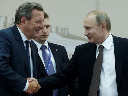 El presidente ruso, Vladimir Putin (derecha), y el excanciller alemán Gerhard Schröder, se saludan durante un encuentro en el Foro Internacional de San Petersburgo, en 2016.