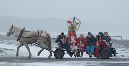 Celebración del Kolyadki, una fiesta invernal que a lo largo de los siglos se ha fusionado con las celebraciones ortodoxas de Navidad en algunas partes de Bielorrusia, en el pueblo de Dubovka (Bielorrusia), el 7 de enero.