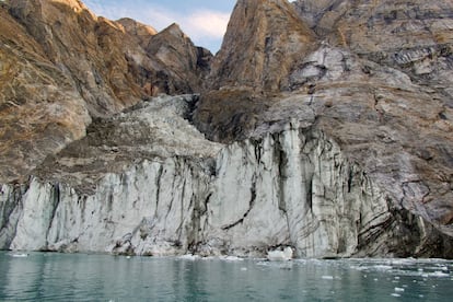 Esta imagen muestra la cabecera del glaciar Dickson. Lo que provocó el tsunami no fue el hielo, sino 25 millones de metros cúbicos de tierra que cayeron al agua.