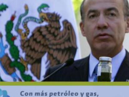 Fotografía cedida por la Presidencia de México hoy, viernes 5 de octubre de 2012, en la que el mandatario mexicano, Felipe Calderón, muestra un recipiente con petróleo, durante el anuncio del descubrimiento de un importante pozo de crudo en aguas profundas del Golfo de México, que podría confirmar la existencia de un sistema petrolero "de enormes dimensiones" en esa zona. EFE/Presidencia /Sólo uso editorial