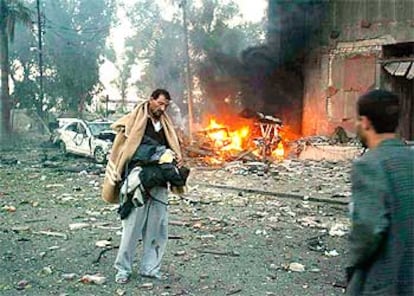 En la imagen, las inmediaciones del edificio tras la explosión del coche bomba.