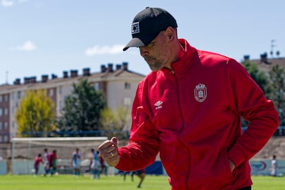 Víctor Valdés celebra la victoria en su primer partido como entrenador del Real Ávila contra el SD Compostela de la Segunda RFEF.