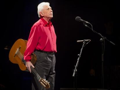 Raimon durante un concierto en el Liceo.