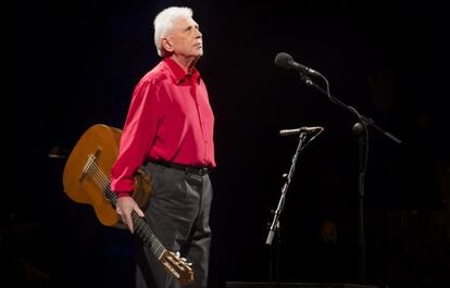 Raimon durante un concierto en el Liceo.