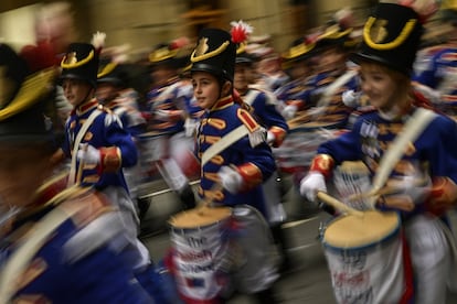 Tamborileros con sus uniformes marchan en la tradicional Tamborrada Infantil.