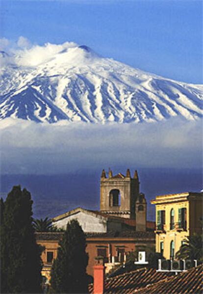 El volcán Etna nevado, de 3.323 metros de altura, visto desde Taormina, en Sicilia.