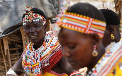 Jane Nomuken, vicepresidenta de la aldea de Umoja, canta entre las mujeres de la tribu samburu que habitan la aldea. 