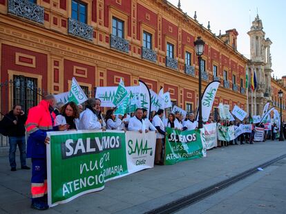 Profesionales sanitarios convocados por el Sindicato Médico Andaluz (SMA) durante la concentración realizada este jueves frente a la sede de la Junta de Andalucía, para denunciar el deterioro de la Atención Primaria.