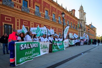 Profesionales sanitarios convocados por el Sindicato Médico Andaluz (SMA) durante la concentración realizada este jueves frente a la sede de la Junta de Andalucía, para denunciar el deterioro de la Atención Primaria.