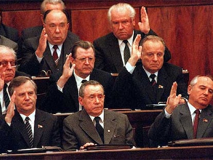 Votación en el Politburó, en octubre de 1988, para destituir a Andréi Gromiko, el único que no levanta el brazo.