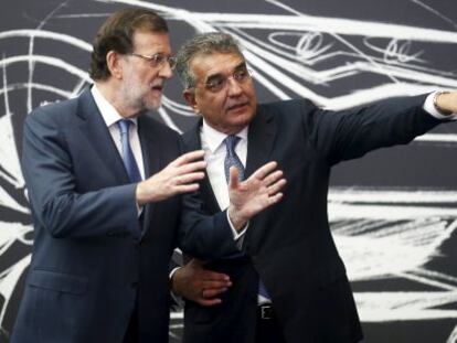 Francisco Garc&iacute;a Sanz, vicepresidente de VW, acompa&ntilde;a al presidente del Gobierno, Mariano Rajoy, en su visita a la f&aacute;brica de Seat en Martorell.