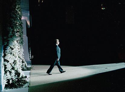 Hecho. Yves Saint Laurent ha concluido su carrera. Tras el desfile, sale a la pasarela a saludar.