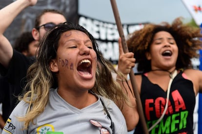 Manifestantes durante ato contra a PEC do Teto em Brasília.