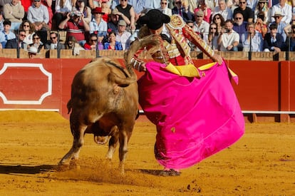 Miguel Ángel Perera, en una chicuelina a su primer toro.