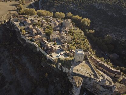 El lugar elegido para la reunión es Calatañazor, un pequeño municipio con un patrimonio y un legado histórico de un calibre que contrasta sobremanera con el declive actual. Allí se dice que en el año 1002 el militar musulmán Almanzor “perdió el tambor” y sus tropas fueron derrotadas contra los ejércitos de León y de Castilla. Actualmente, la mayor amenaza es la despoblación, como en miles de pueblos de España. Los 51 vecinos de 2021 son muchos menos que los 511 del año 1900.