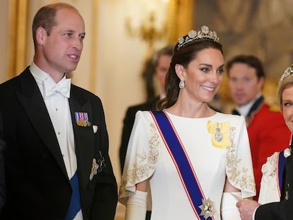 Los príncipes de Gales, en un momento previo al banquete ofrecido al presidente de Corea del Sur, Yoon Suk Yeol y su esposa, Kim Keon Hee, en el palacio de Buckingham, en Londres, este martes.