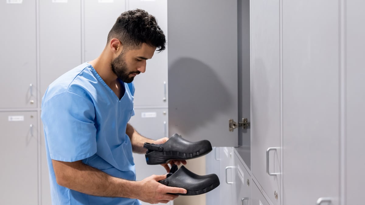 Los zuecos sanitarios más vendidos de Amazon: cuestan menos de 20 euros y están disponibles en varios colores