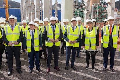 El presidente de Repsol Antonio Brufau (tercero por la derecha), el presidente de Murcia Fernando López Miras (tercero por la izquierda), entre otros, durante un momento de la visita a las obras de la primera planta de biocombustibles avanzados de España.