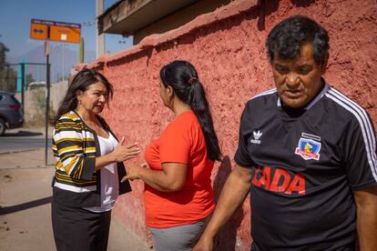 La alcaldesa Claudia Pizarro conversa con dos habitantes de La Pintana, en el sur de Santiago, el pasado 4 de abril. 