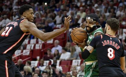 Kyrie Irving, entre Whiteside y Tyler Johnson.