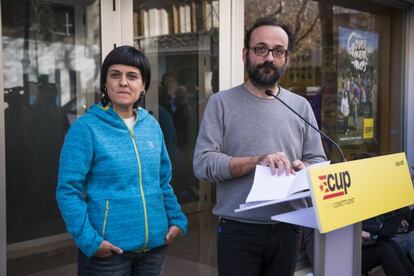 Benet Salellas i Anna Gabriel després de l'última reunió de la cúpula de la CUP.