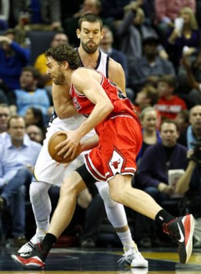 Marc Gasol defensa Pau en un Bulls-Grizzlies.