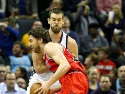 Marc Gasol defensa Pau en un Bulls-Grizzlies.