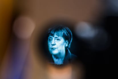 La canciller alemana Angela Merkel, en la imagen del visor de una cámara de televisión durante su discurso en una conferencia sobre la innovación y la competitividad organizada por el Banco Europeo de Inversiones en Berlín, Alemania.