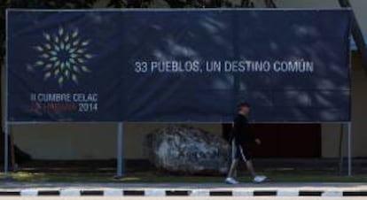 Un hombre fue registrado este domingo al caminar frente a una valla que anuncia la II Cumbre de la Comunidad de Estados Latinoamericanos y del Caribe (Celac), en una calle de La Habana (Cuba).