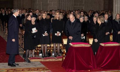 Felipe VI y la reina Letizia, los reyes eméritos y las Infantas Elena y Cristina, en el funeral de Pilar de Borbón, en El Escorial, en enero de 2019. Es una de las escasas imágenes del Rey con sus dos hermanas tras su llegada al trono.