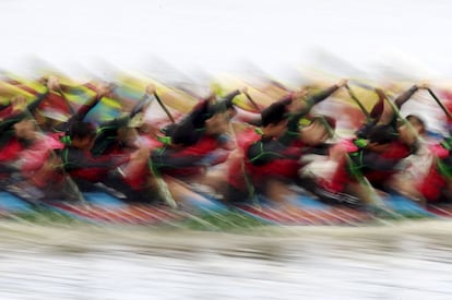 Remeros durante una regata del 'Dragon Boat Festival', una carrera con embarcaciones tradicionales chinas celebrada en Taipei (Taiwán).