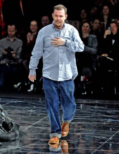 Alexander McQueen durante la Semana de la Moda de París en 2009.