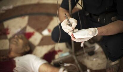 Un médico sirio en un hospital de Alepo (Siria), en 2012.