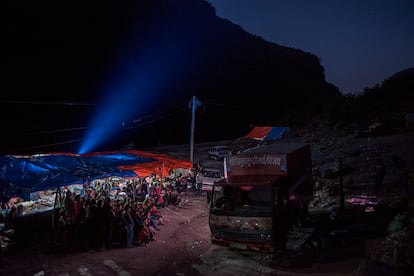 'Rescate'. Los habitantes de Kodari ven una película proyectada en un camión a la espera de ser rescatados tras el terremoto de Nepal. 2015
