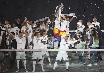 Los jugadores del Real Madrid celebran la undécima Copa de Europa con su afición en el Bernabéu.