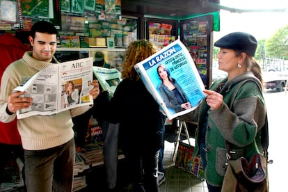 Varias personas compraban la prensa el 1 de noviembre de 2003.