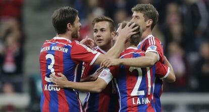 G&ouml;tze celebra su gol ante el Paderborn junto a Alonso, Lahm y Muller.