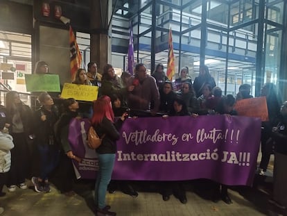 Protesta de las 'vetlladores', ante los Servicios Territoriales del Vallès Occidental.