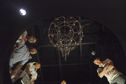 Un grupo de personas observa la maqueta esterofunicular realizada por Gaudí en la exposición de Seúl.