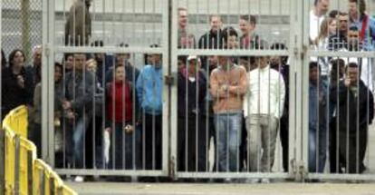 Aficionados en la puerta del campo de La Masía. EFE/Archivo