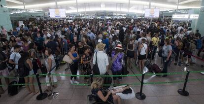 Las colas para acceder al control de seguridad del Aeropuerto de Barcelona-El Prat continúan debido a los paros que llevan a cabo los trabajadores de Eulen.