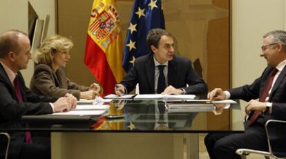 Miguel Sebastián (Industria), Elena Salgado (Economía), el presidente Zapatero y José Blanco (Fomento) en su reunión de ayer.