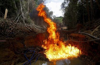 Una mina de oro ilegal es quemada durante la operación de la Agencia ambiental de Brasil contra la minería ilegal de oro en tierras indígenas, en el corazón de la selva amazónica.