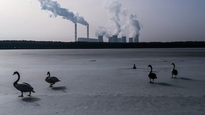 Un lago helado en Rogowiec, Polonia, el 23 de febrero. Al fondo, la central eléctrica de Belchatow.