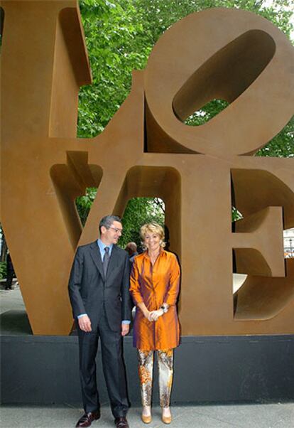 Aguirre y Ruiz-Gallardón posan frente al Thyssen en la presentación de la muestra del escultor Robert Indiana.