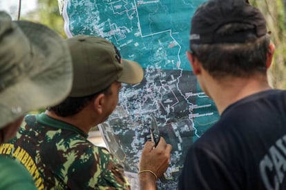 Servidores do IBAMA e indígenas observam o mapa dos arredores da Terra Indígena Mekrãgnoti.